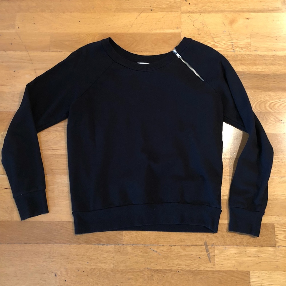Cute lightweight black sweatshirt